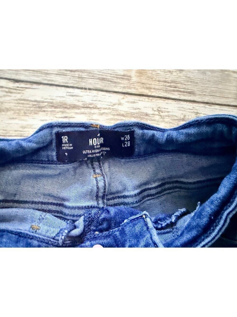 2 PAIR HOLLISTER JEANS - Picture 13 of 13